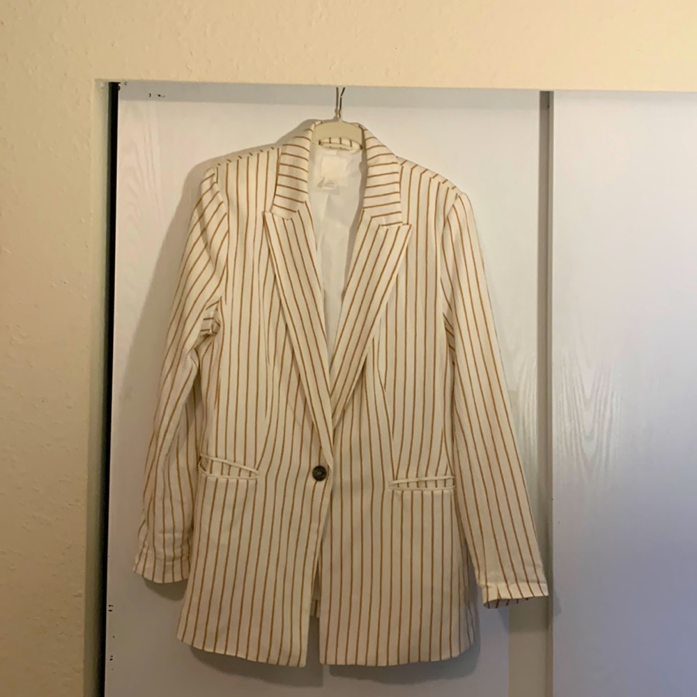 Cute lined cream blazer with brown stripes and fRont pockets. H&M!